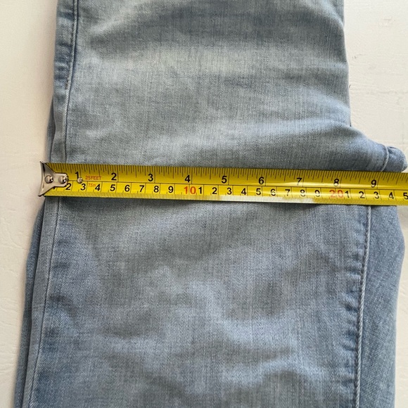Levi's Boyfriend Straight Leg Jeans in Light Blue Wash. Size 27 - Picture 5 of 10